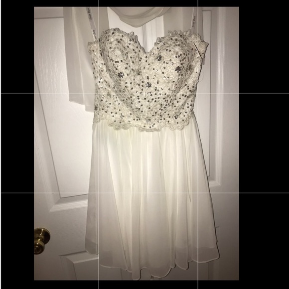 Beautiful dress - Picture 1 of 8